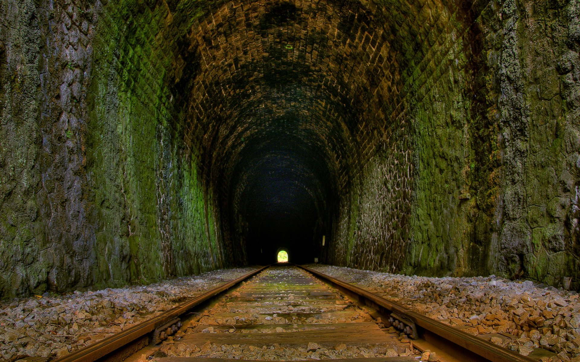 les rails de la route un tunnel