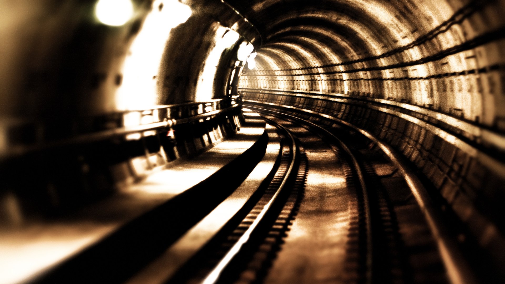 tunnel schienen laternen sepia