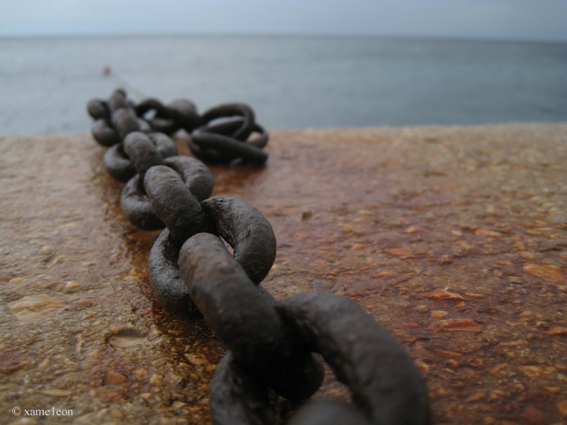 cadena eslabones muelle piedra