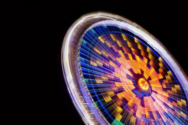 Grande roue multicolore sur fond noir