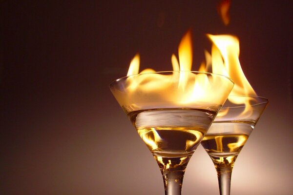 Deux verres de feu d un cocktail