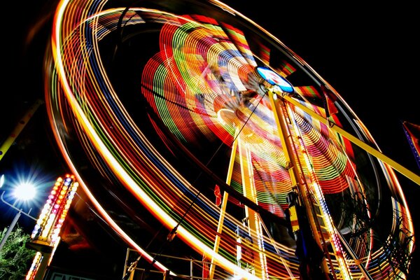 La grande roue de nuit, un rétro-éclairage de couleur