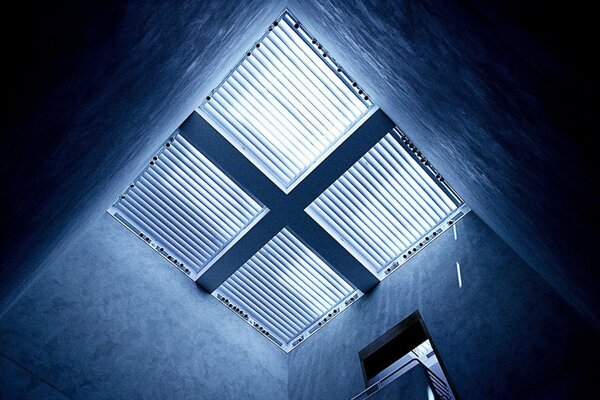 La lumière à travers les grilles des fenêtres dans le plafond