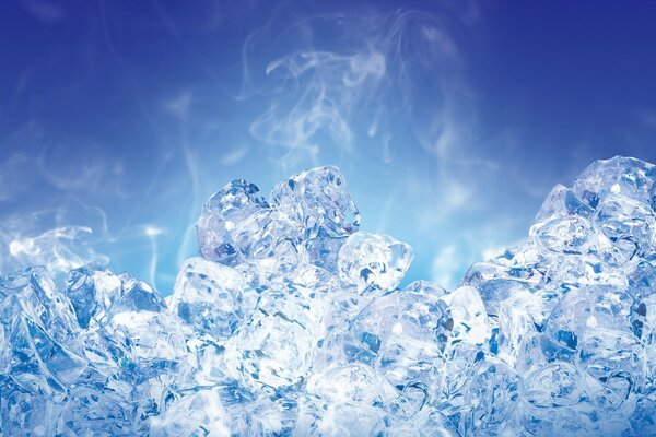 Прозрачные кубики льда с синем фоне