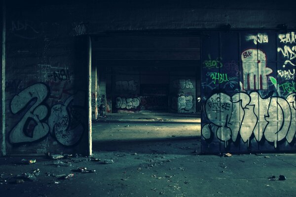 Graffiti sur le mur dans un bâtiment abandonné inachevé