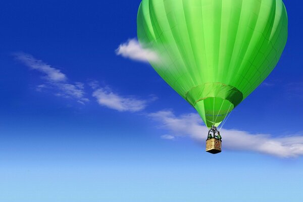 Jasny balon powietrzny na tle błękitnego nieba i białych chmur
