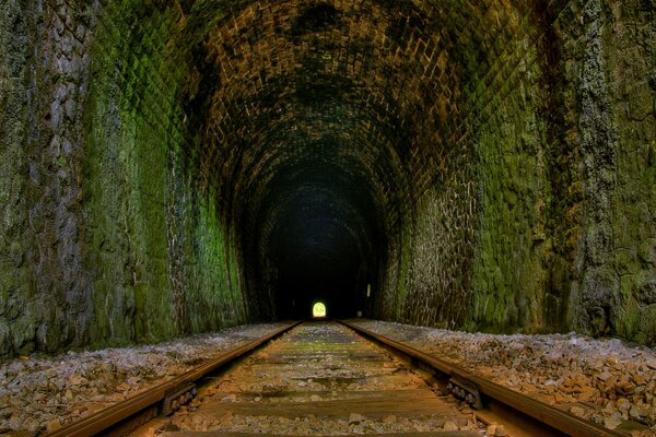 Le chemin de fer en passant par le tunnel