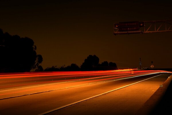 Brennende Lichter der Nachtautobahn