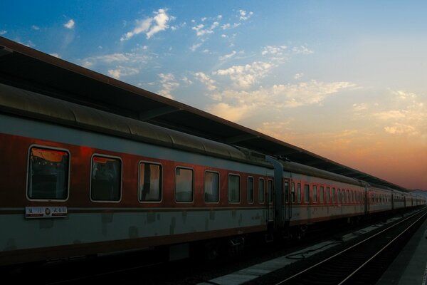 Train sur le chemin de fer sur fond de ciel