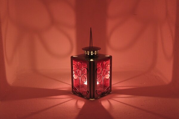 Lampe de poche lueur dans la chambre rose chaude de Roslavl