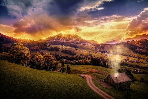 La route dans les collines sur des nuages