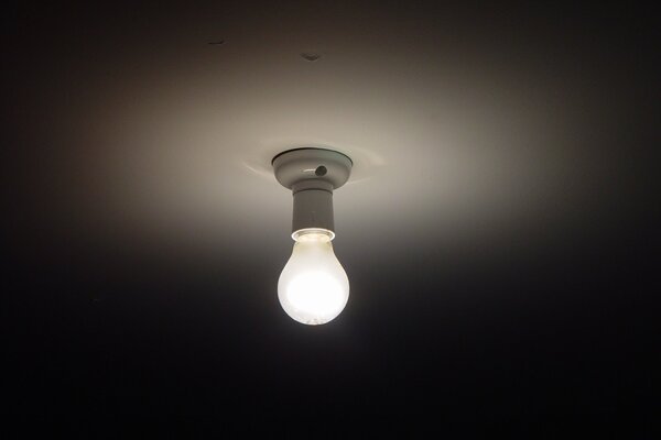 To zdjęcie z lampą jest fascynujące