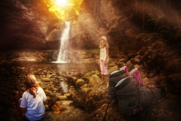 Les enfants de la cascade avec le traitement de la lumière