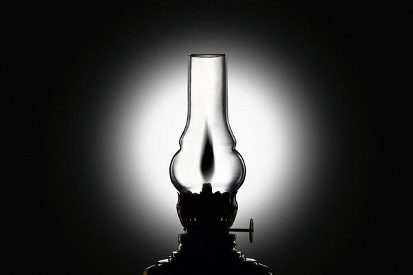 La lampe à pétrole de la photo en noir et blanc