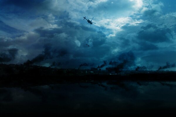 Hubschrauber auf dem Hintergrund von düsteren Himmel und Rauch