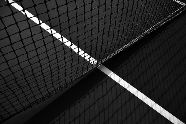 Foto in bianco e nero della rete da tennis