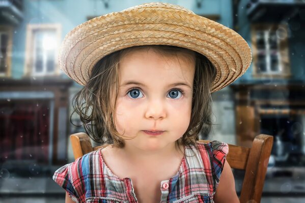 Ritratto di una ragazza con un cappello. Sguardo