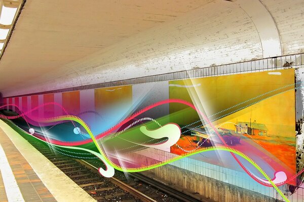 Líneas multicolores en las vías del metro