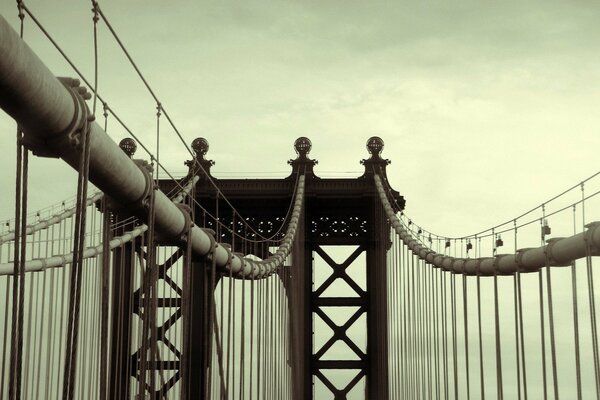 Metalowy most wiszący na linach