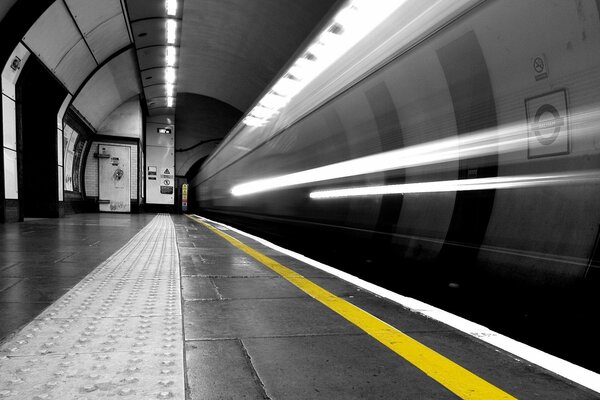 Czarno-biały czysty tunel w metrze