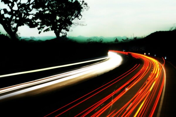 Foto von Straßen und Autos mit Belichtung beleuchtet