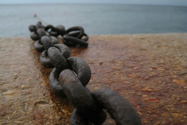 Eslabones de una gran cadena en el muelle