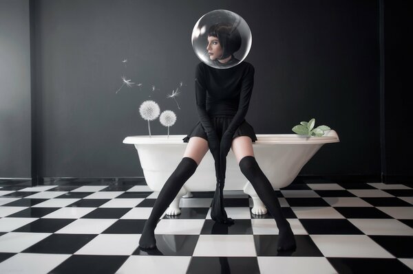 Девушка в черном в черно белом интерьере с ванной
