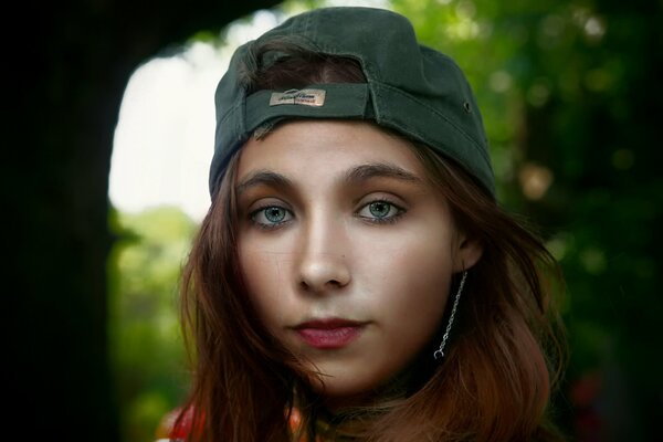 Portrait d une jeune fille à la casquette de baseball