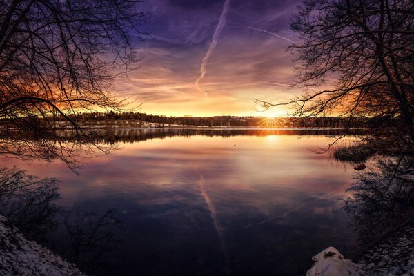 Jezioro na tle zachodzącego słońca pod koniec dnia