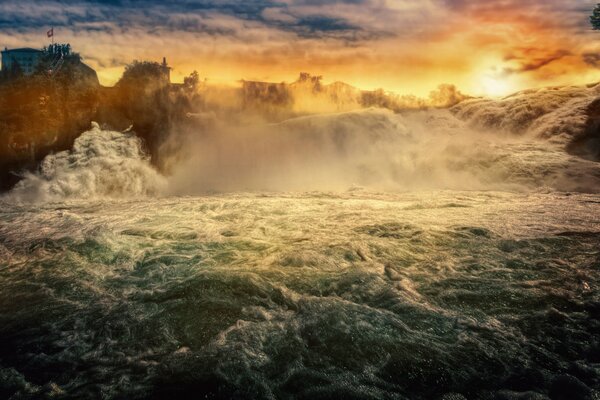 Flusso tempestoso del fiume al tramonto