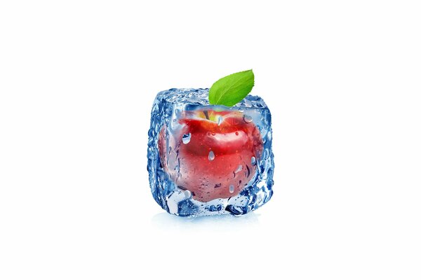 Manzana roja congelada en un cubo de hielo
