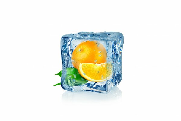 Замороженные апельсины в ледяном кубике на белом фоне