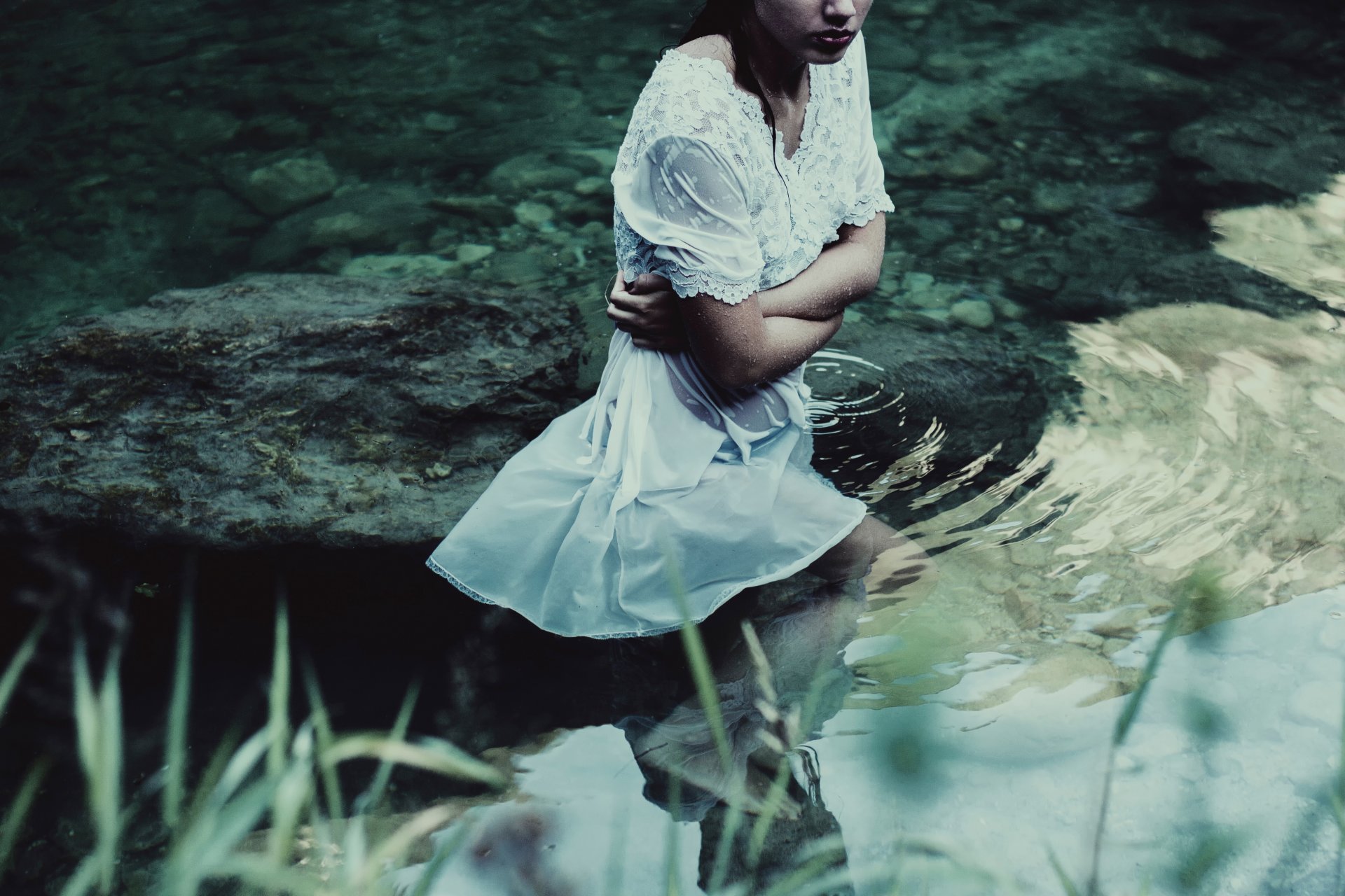 agua tranquila en el agua chica mojado frío