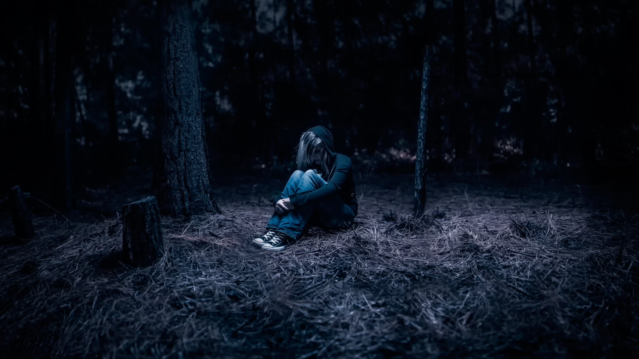 la jeune fille dans la forêt de la solitude