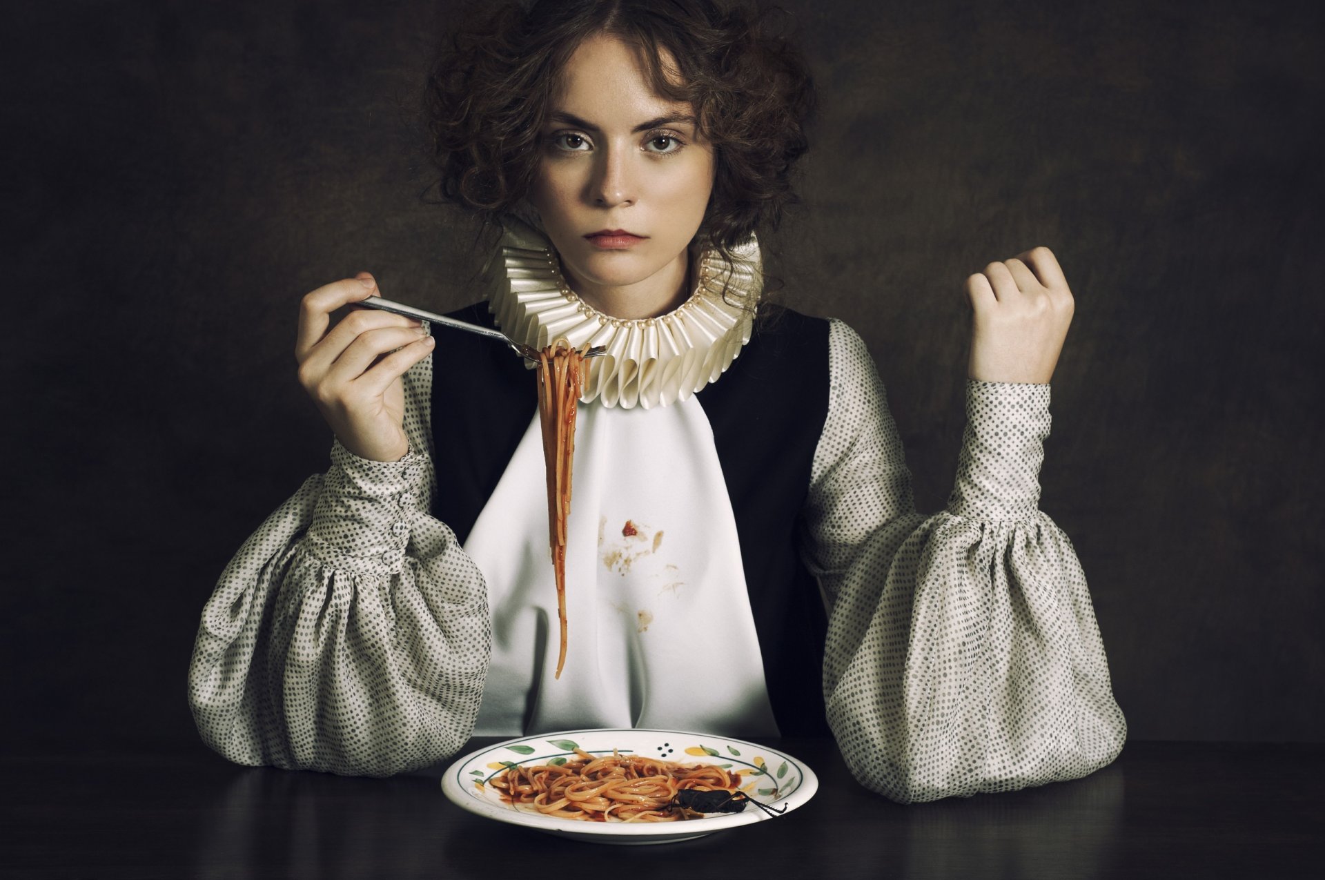 porträt mädchen mittagessen spaghetti blick humor ironie