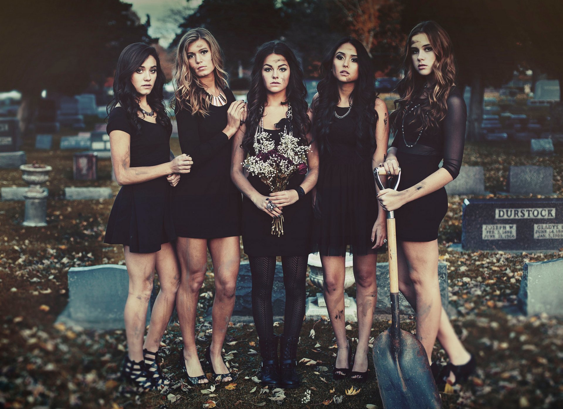 pretty little liars ragazze cimitero pala