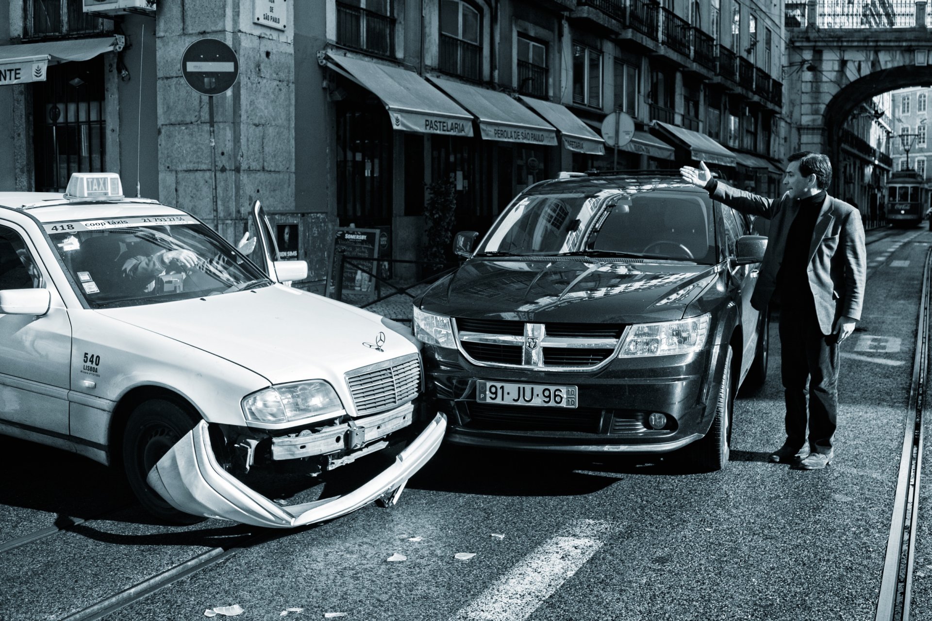 unfall stadt straße taxi mercedes ausweichen geste matte von der oma getroffen