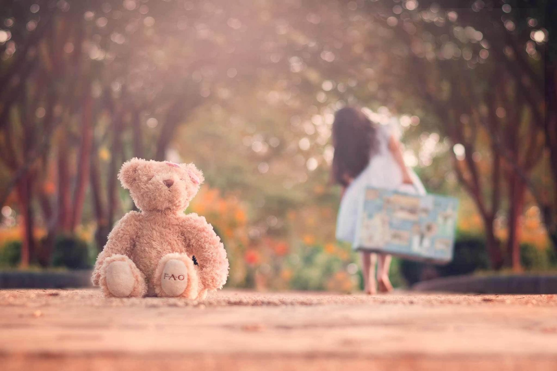 niña maleta camino juguete oso de peluche