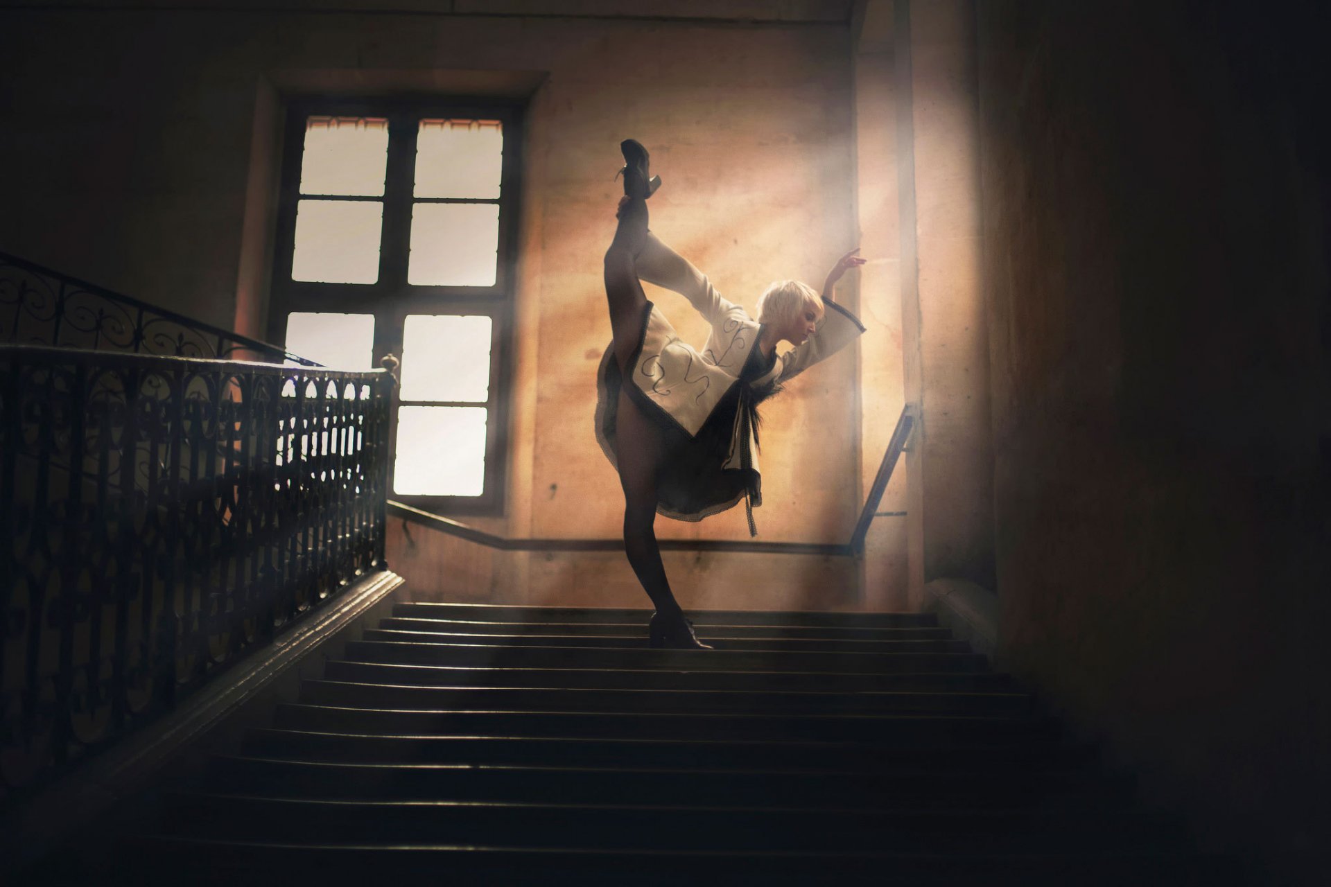 la maison l escalier l escalier la jeune fille danse