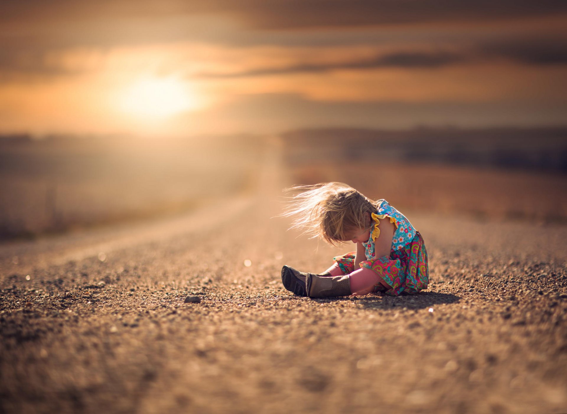 chica carretera viento vestido botas bokeh