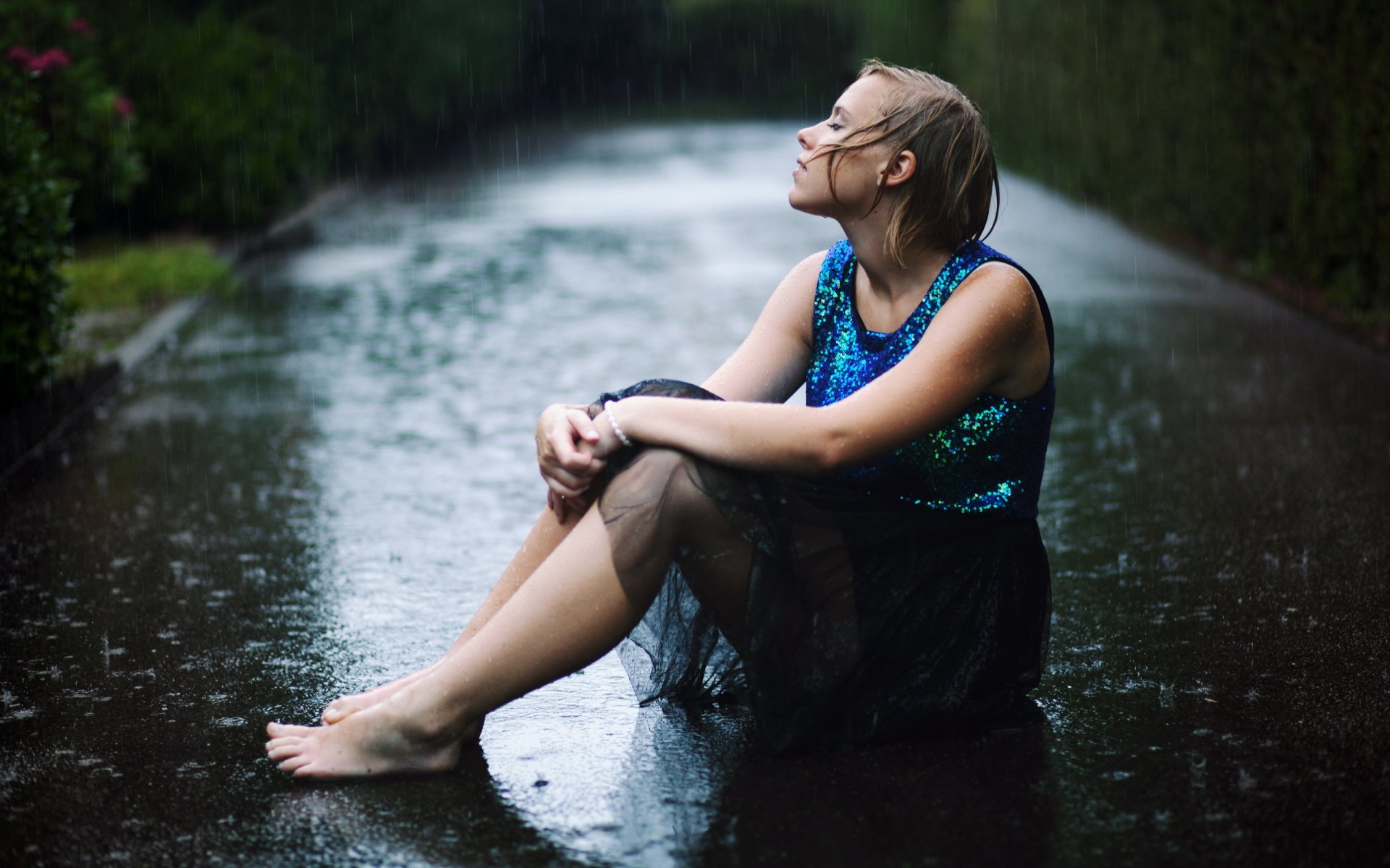 chica carretera lluvia estado de ánimo