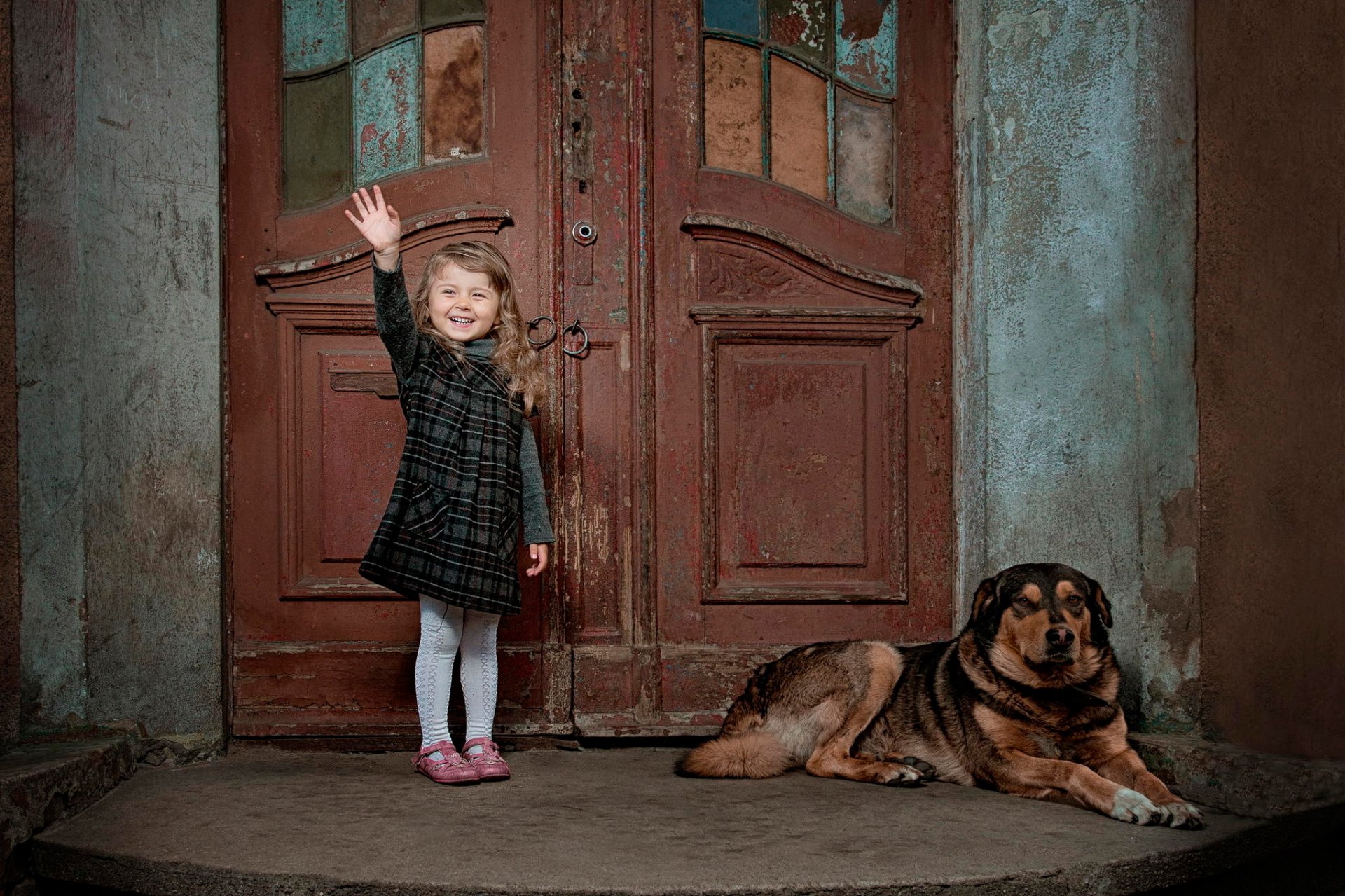 la fille la joie le rire la porte le chien