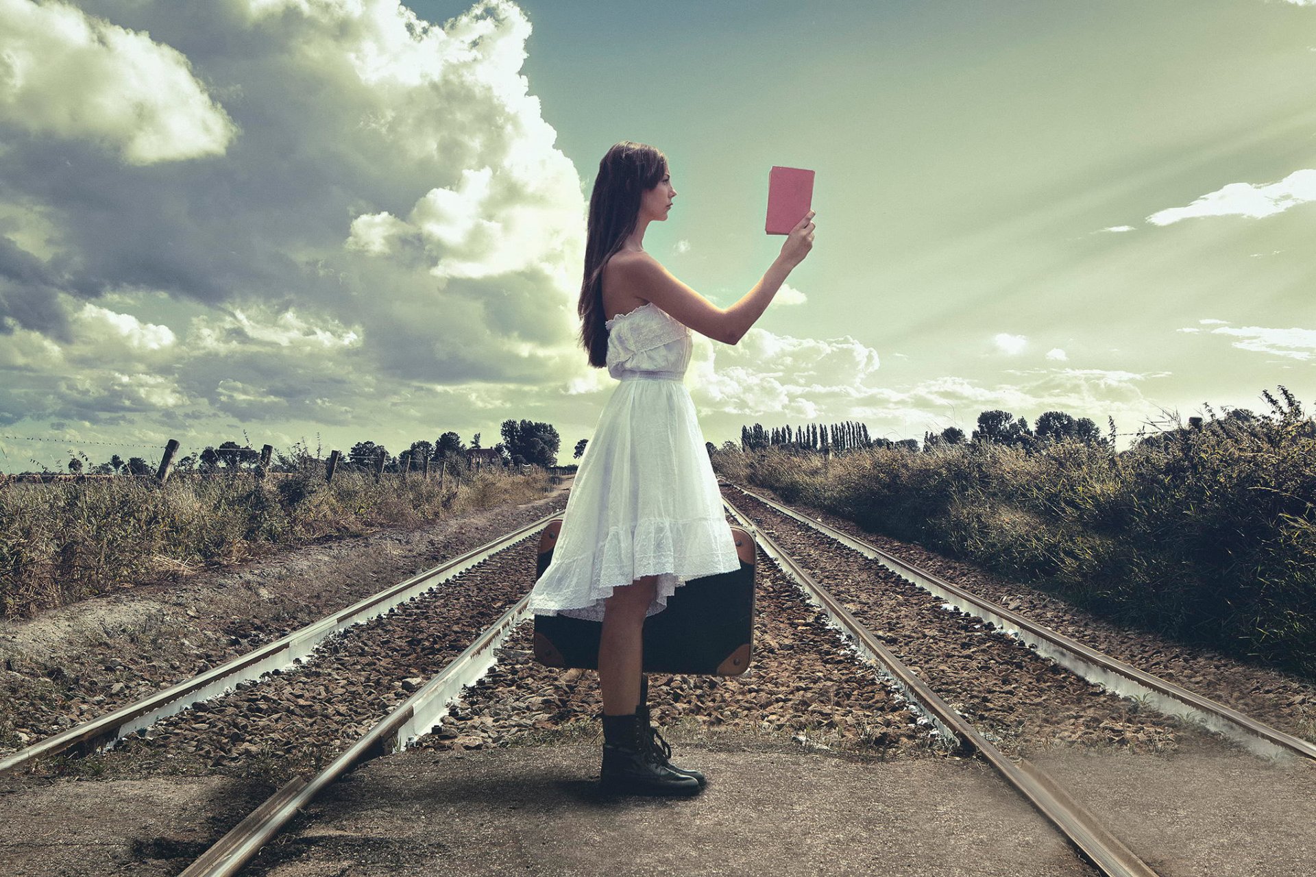 eisenbahn schienen mädchen koffer reiseführer