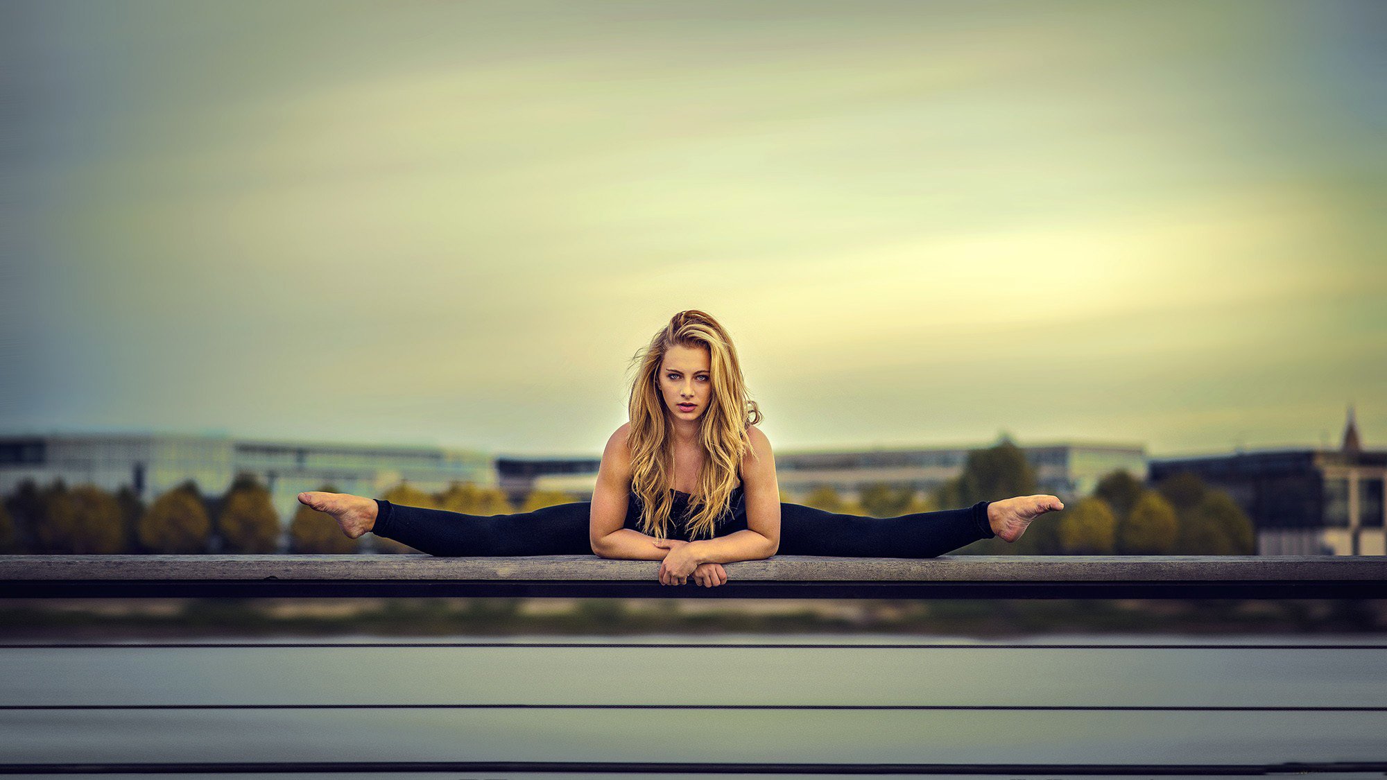 blond blick gymnastik dehnen flexibilität schnur geländer hintergrund himmel