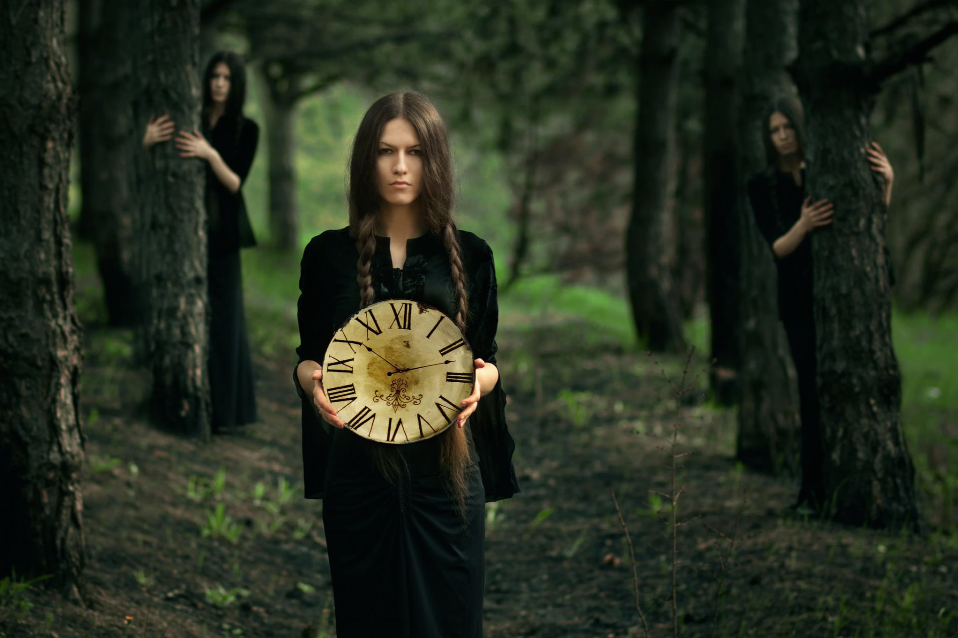 la jeune fille la forêt la montre