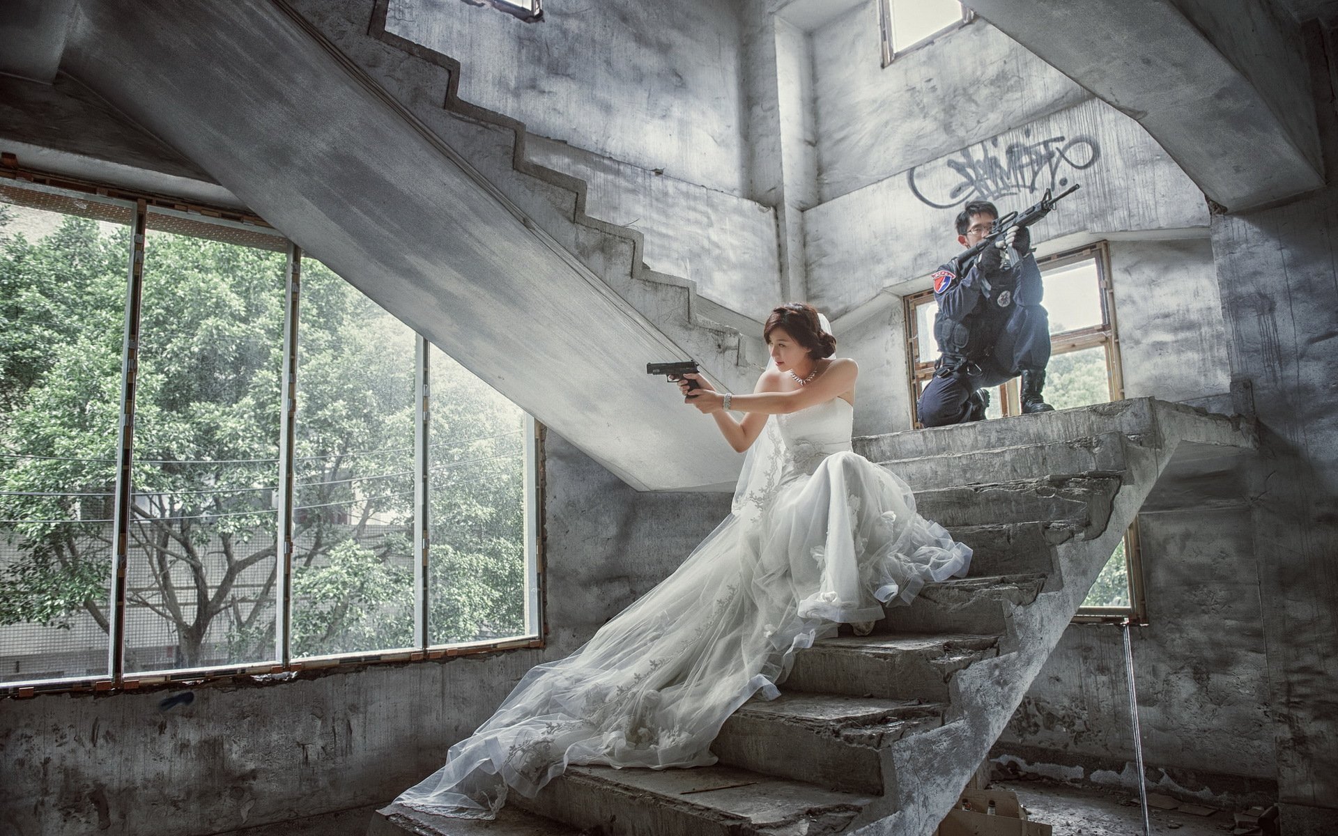 la jeune fille des soldats des armes