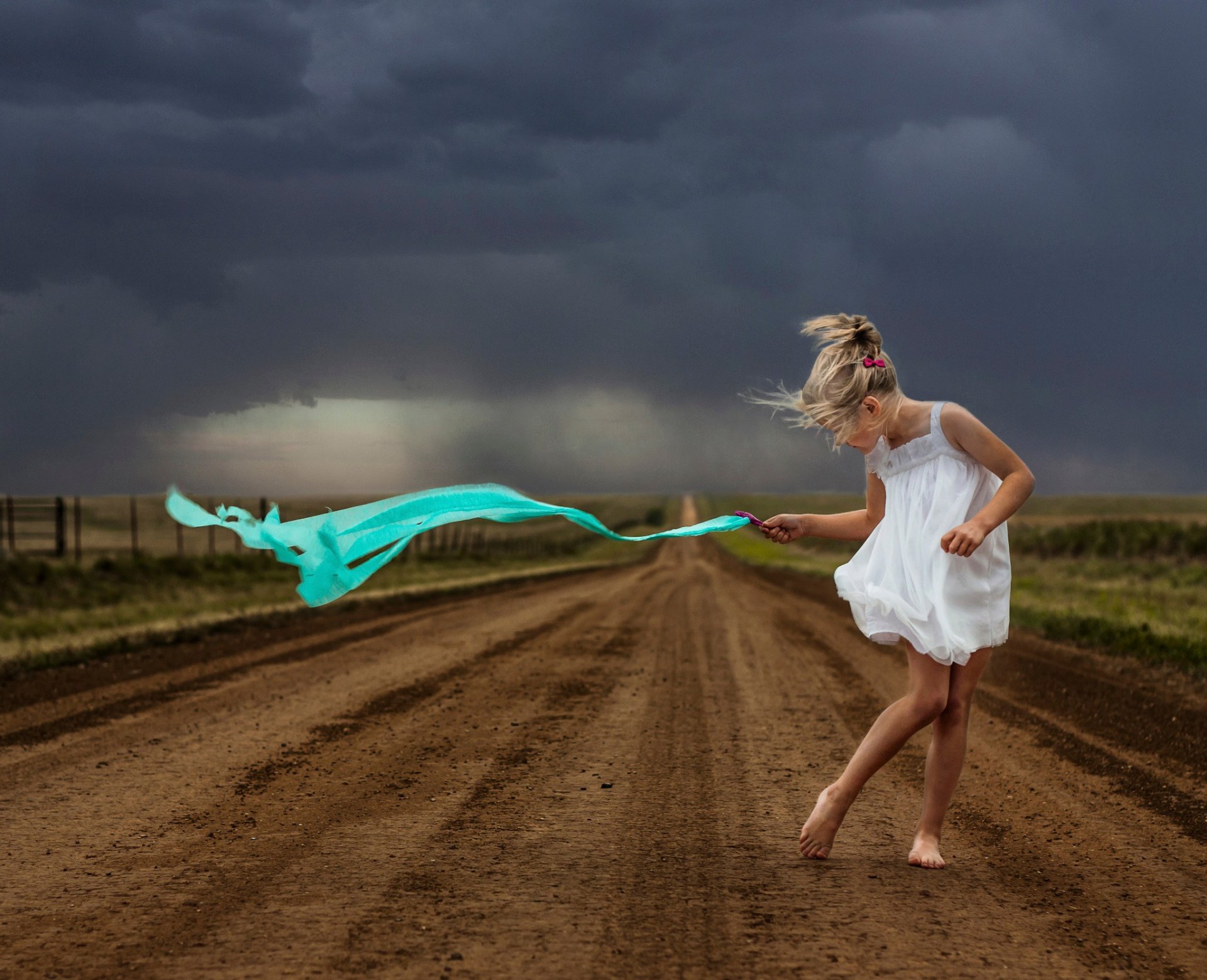 mädchen wind sturm straße wolken