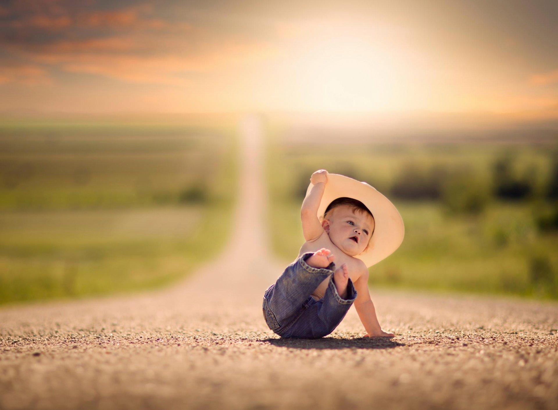 niño caída jeans sombrero camino espacio bokeh