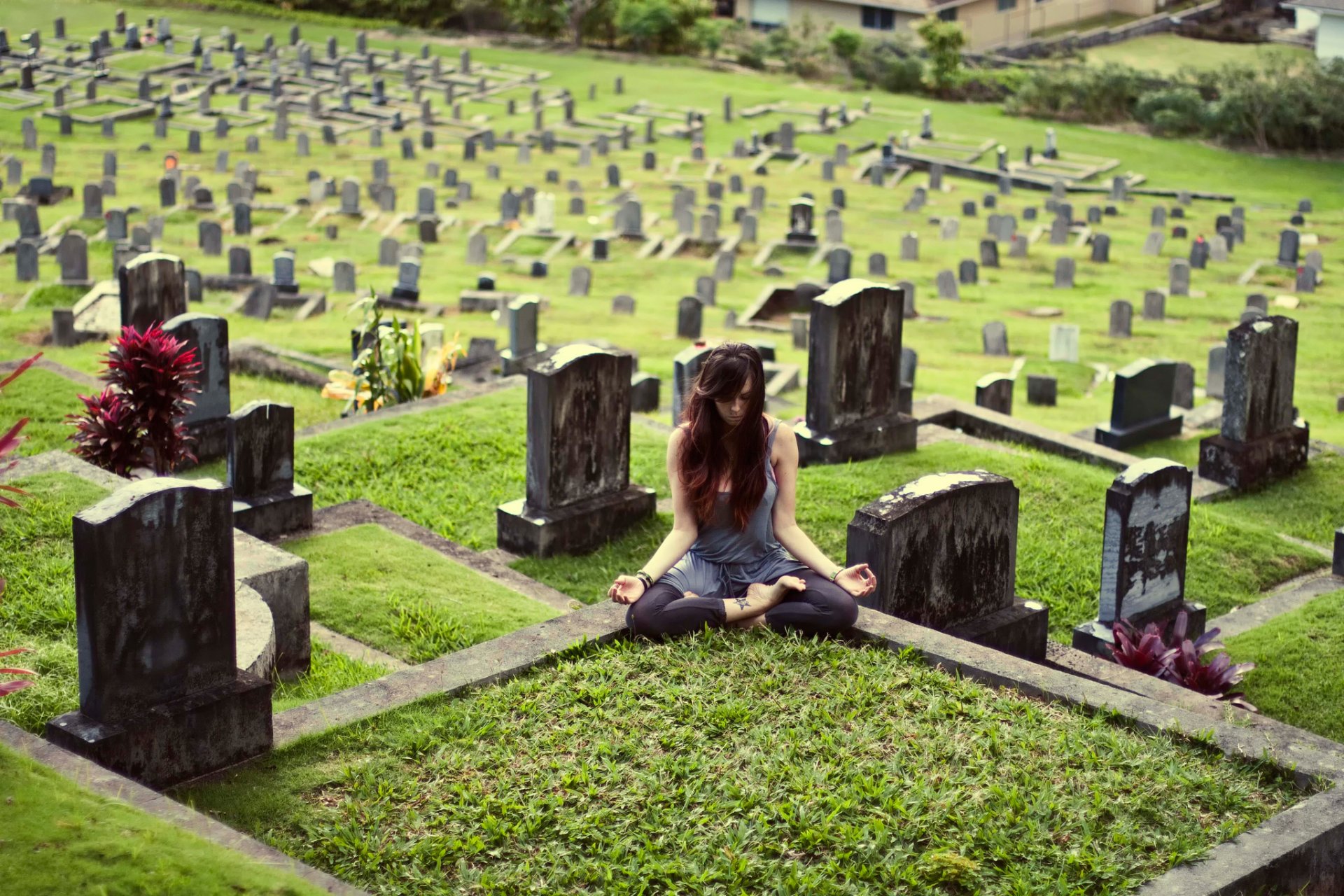 ragazza cimitero yoga posa kylie woon