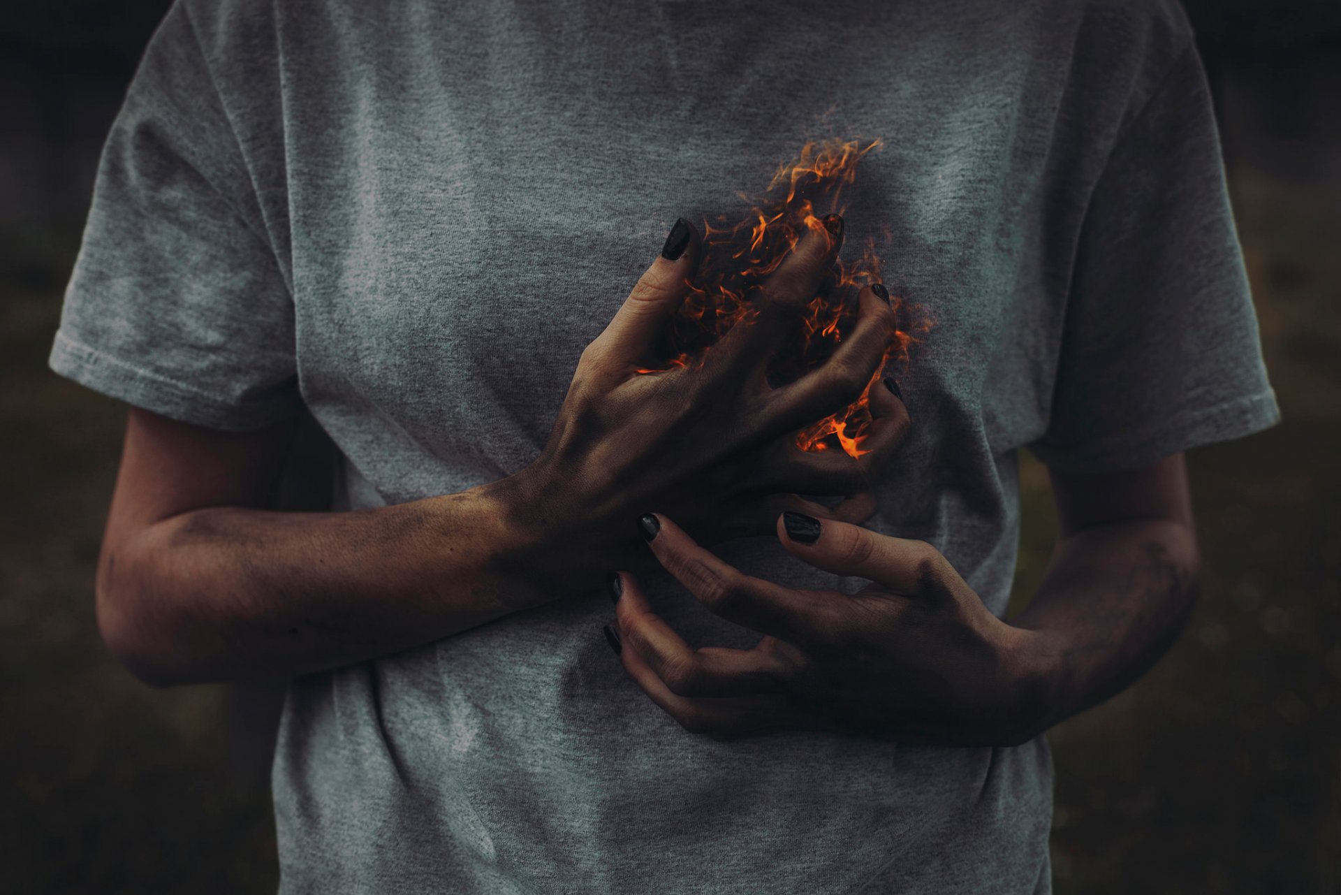 les émotions les mains la poitrine le brûlage le cœur l art